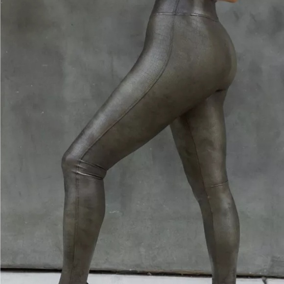SPANX Faux Leather Croc Shine Leggings Darkened Olive Slimming Size Small - Picture 2 of 11